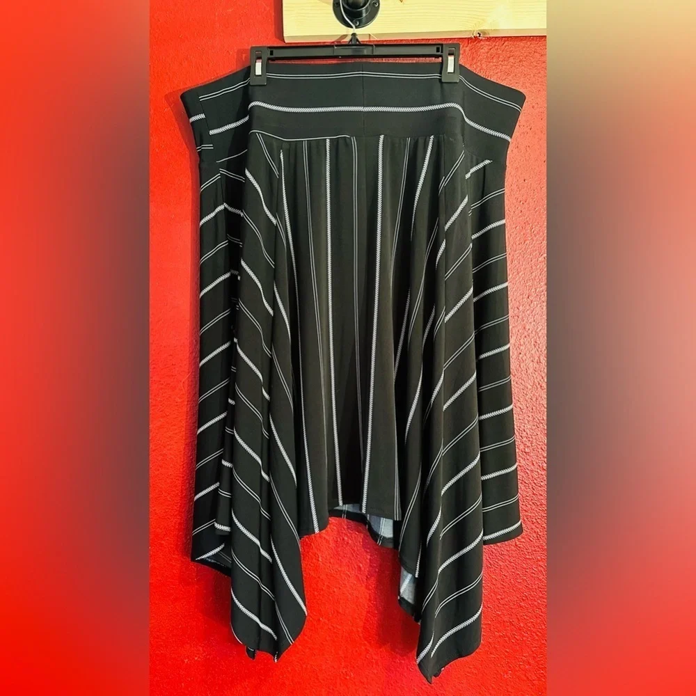 Lane Bryant Women's Black and White Sharkbite Hem Striped Skirt, Sz 22/24 NWT